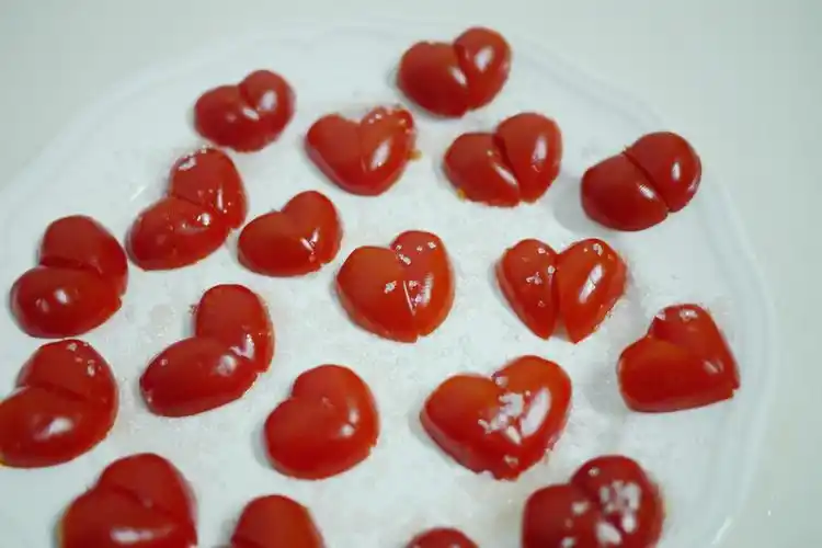 一点小技巧就可以让平淡无奇的小番茄变得生动起来~ ——心形小番茄