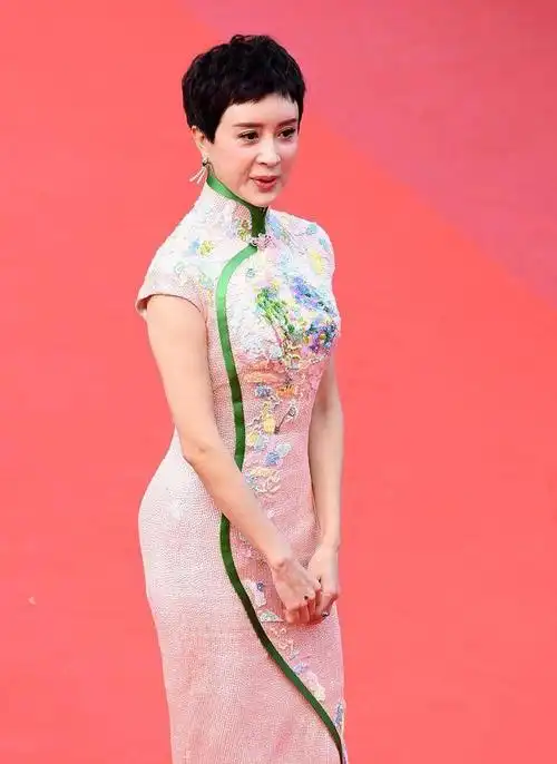 44岁老态龙钟不敌同龄梅婷