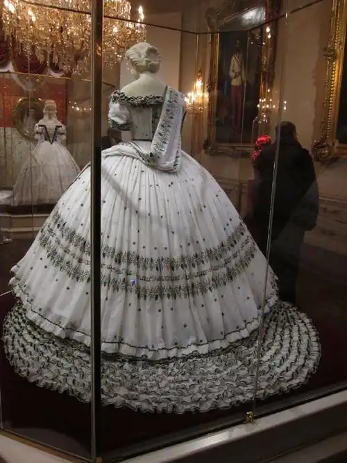 茜茜公主在婚礼前夕的舞会上穿着这件清新怡人的白绿色礼服,吸引了