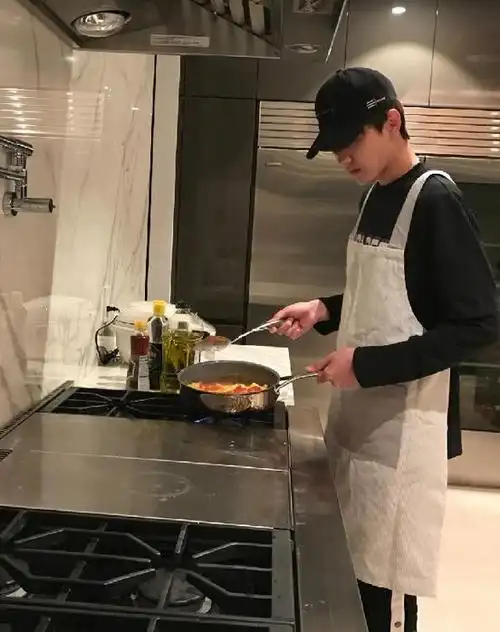 吴亦凡曾晒出过自己厨房做饭,准备陪妈妈过母亲节的照片,背景的装潢可