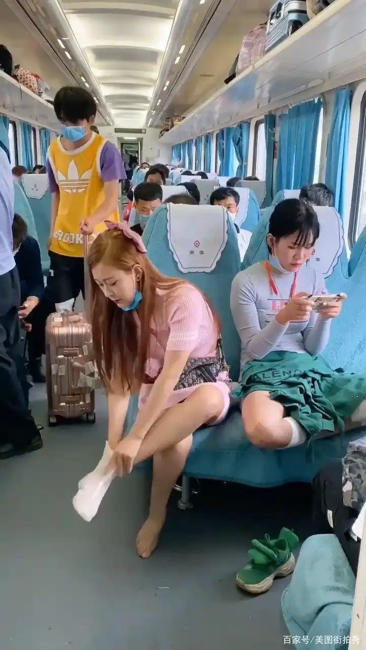 火车上美女脱鞋,该怎么劝阻