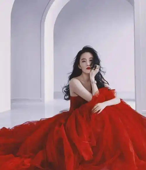 35岁的刘亦菲身材非常好,穿着抹胸裙的他很有魅力,有一种独特的魅力