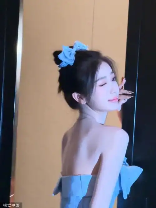 组图:虞书欣发布北京卫视春晚造型写真 头戴蝴蝶结发卡俏皮