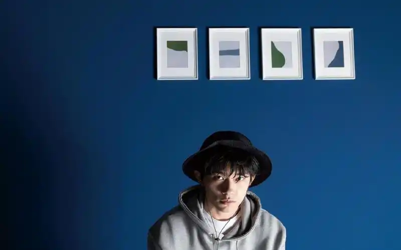 男神易烊千玺头戴渔夫帽帅气时尚写真,高清图片-纯色壁纸