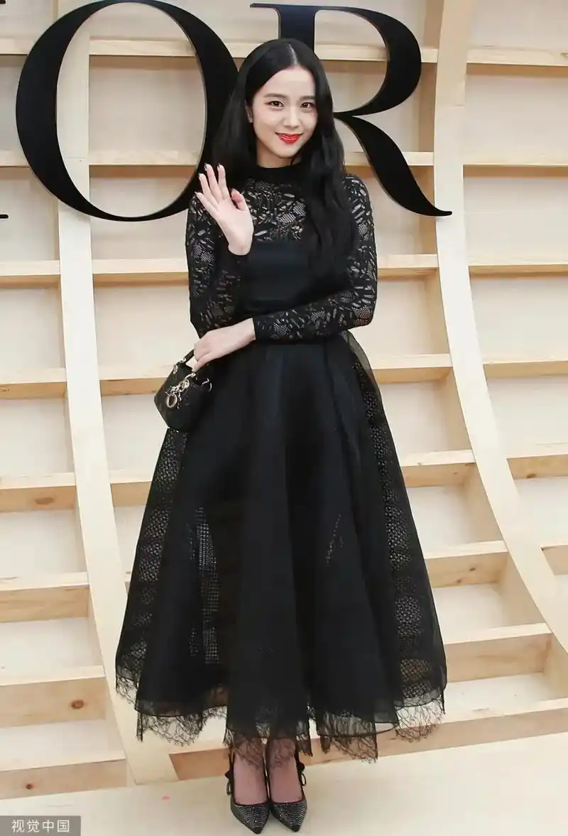 裴秀智穿紧身牛仔裤参加活动 - 抖音