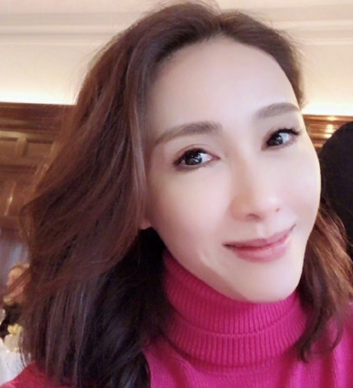 红颜已老?黎姿活动近照曝光,却遭网友吐槽:好像表情怪怪的