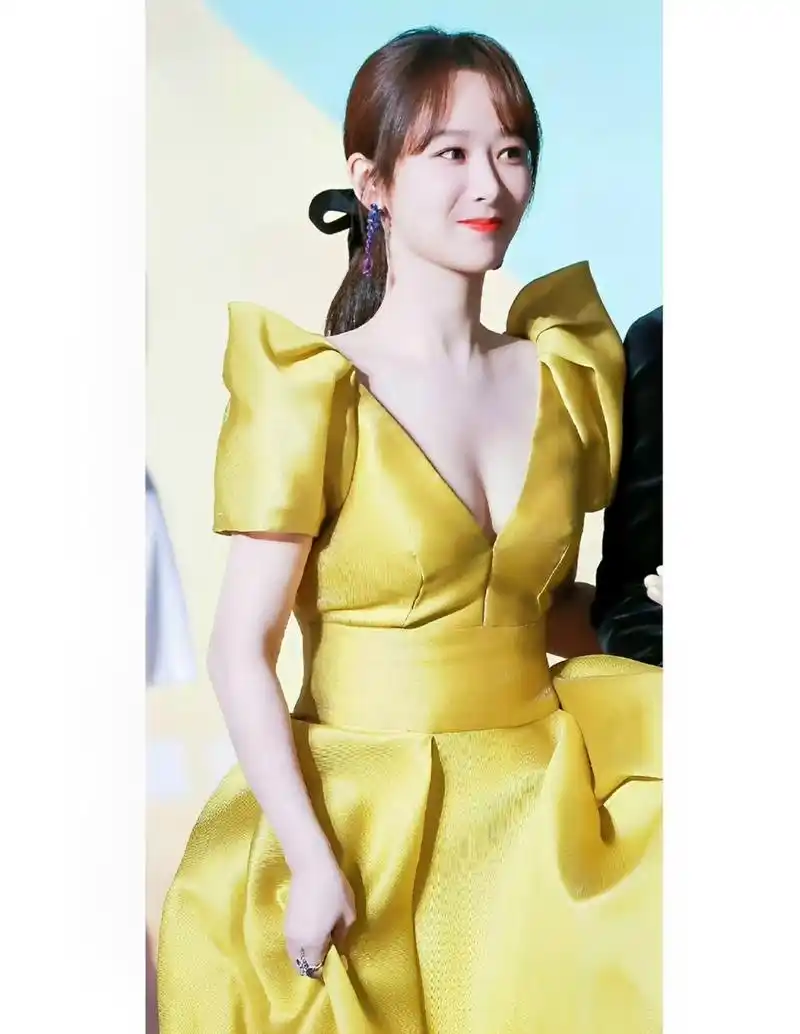 杨紫身着黄色v领连衣裙,愈发美丽,优雅,性感,女人味十足!您怎么看?欢