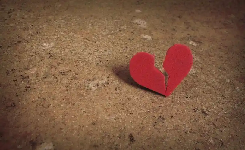 破碎的心分裂,摇滚背景上的红色心碎