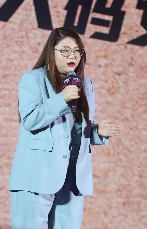 杨天真肉眼可见的瘦了穿绿外套配长裙真清新减肥后穿衣更时髦