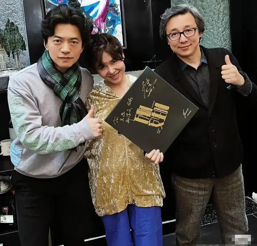 追求自由和快乐的幸福 李健夫妇赴友人饭局吃火锅,44岁孟小蓓少女感