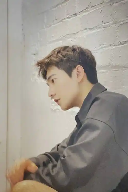 杨洋发九宫格自拍,顶级帅哥骨相极好,帅到让人窒息_呆人_下颚_鼻子