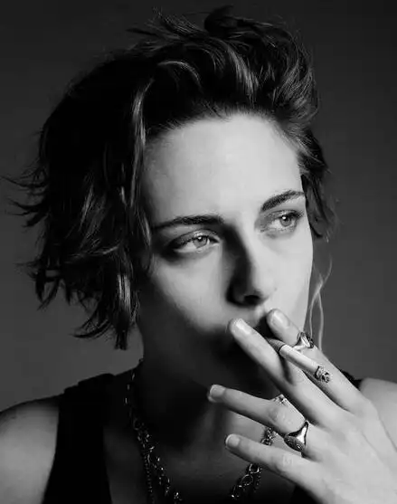 乖乖女郑爽抽烟骂声一片 周迅喝酒暮光女抽烟为何却被说帅(2)_明星