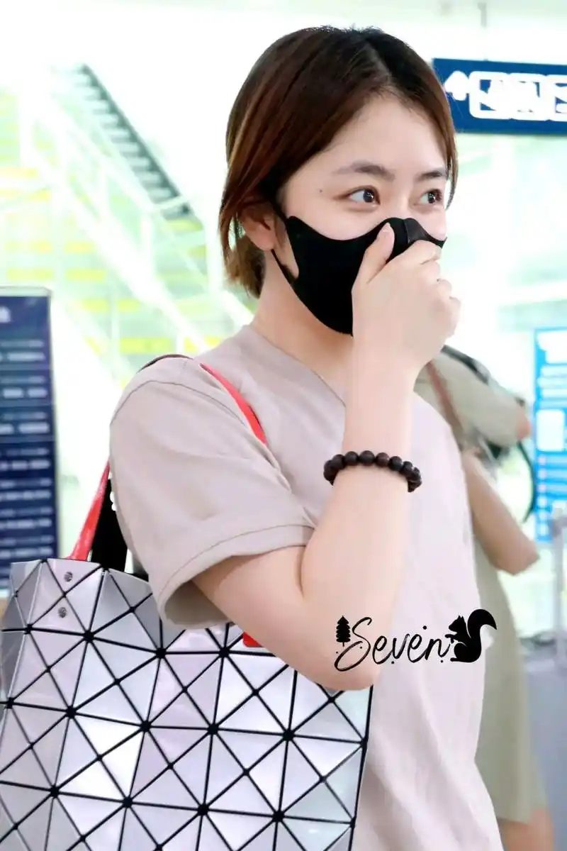 谭松韵  谭松韵小美女机场路透  一身简装穿搭  还是掩盖不住她可爱的