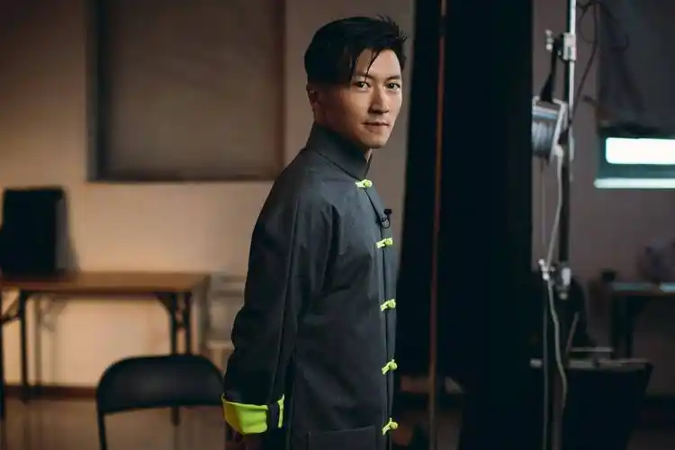 原创谢霆锋深夜晒新发型用鞋带编发引发热议网友王菲的鞋带吗