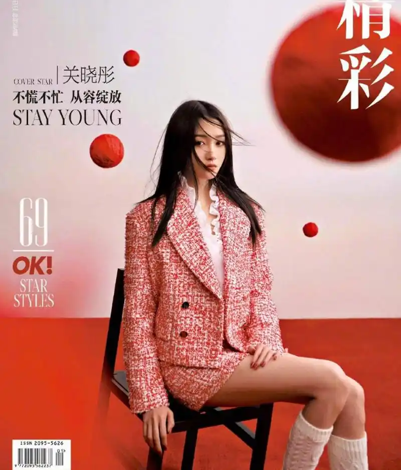 关晓彤穿黑色短上衣秀腹肌!雪肤玉貌大长腿太撩人    #关晓彤