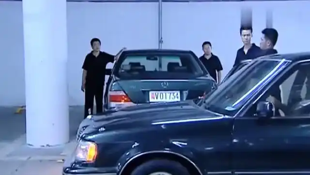 小伙背景通天,屡次和兆辉煌作对,兆辉煌也不敢动他