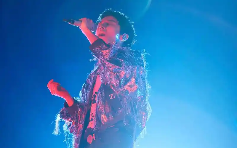 2,华晨宇一位灵魂歌手,我喜欢他的歌声,喜欢他唱歌时候的样子