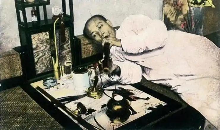 晚清吸食鸦片的男子