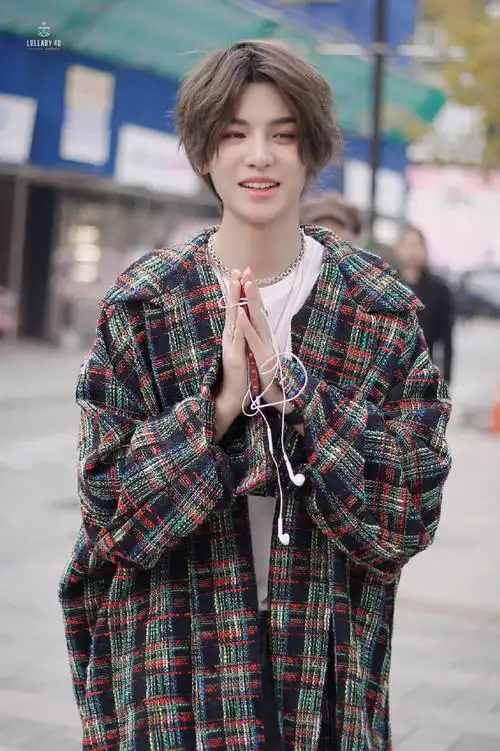 黄明昊那年今日#20181106  韩国工作外出cr:logo@jjjustin0219