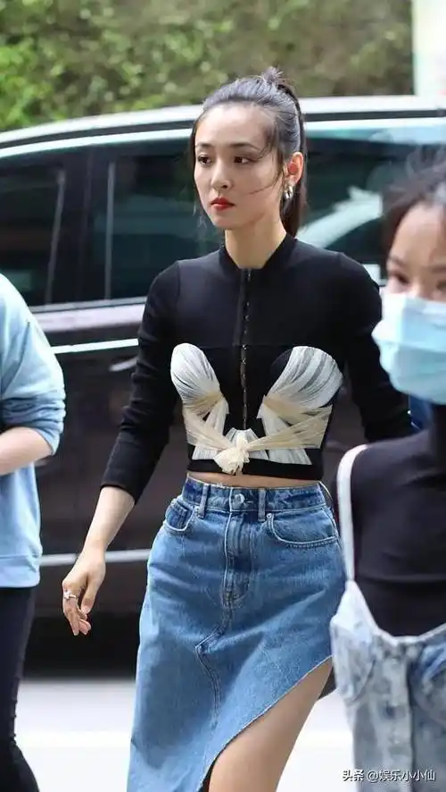 晒出迪丽热巴去年12月拍广告时,脸用了自己的,但是身材时却找了替身