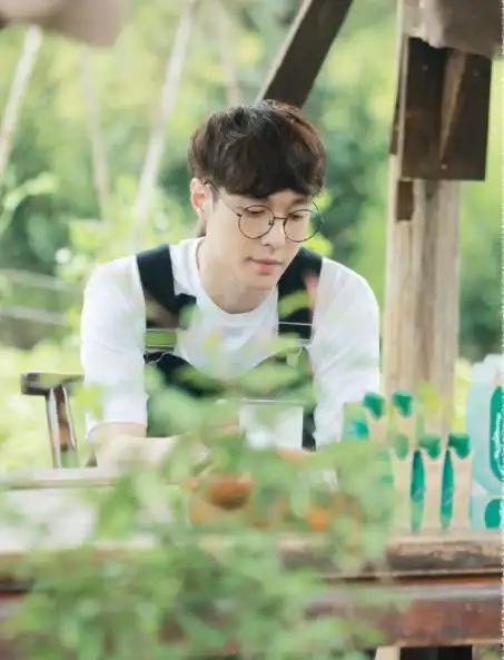 向往的生活张艺兴让杨紫试吃烤肠彭昱畅模仿烤鸡造型有意思