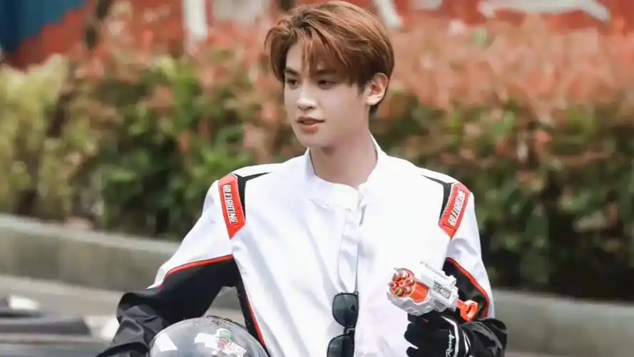 黄明昊《极限挑战》赛车手造型奶萌帅气,还有什么是小贾不会的吗