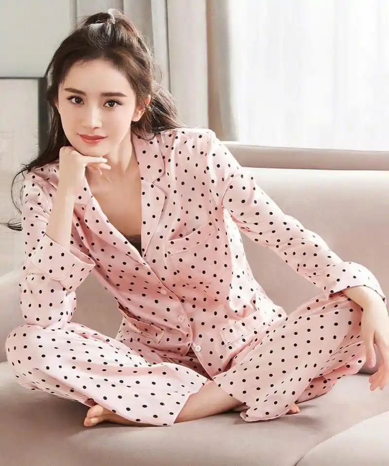 看杨幂穿睡衣温柔如水,露着美腿性感迷人!