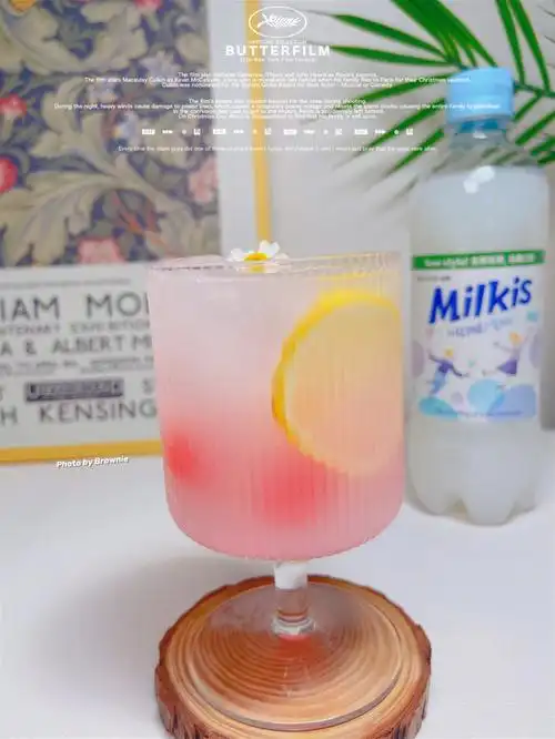 粉嫩一夏蜜桃牛奶气泡饮