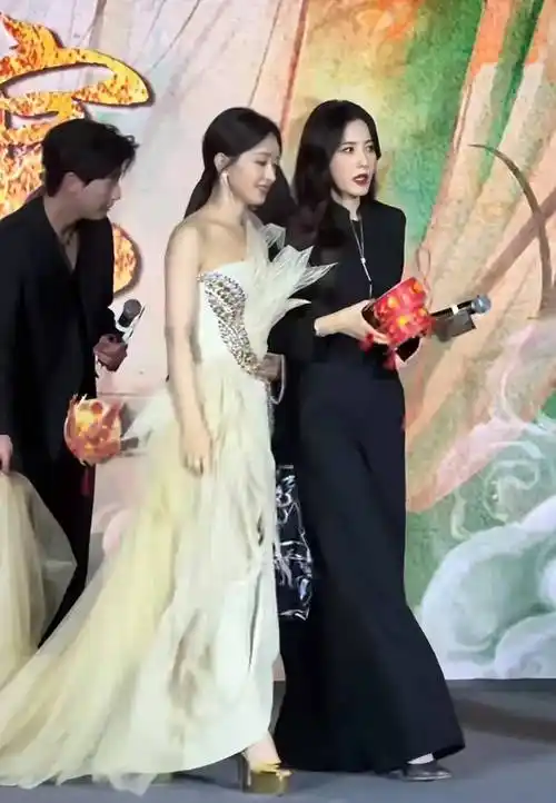 原创赵丽颖和曾黎同框身高差好萌林更新还抢着拉裙摆