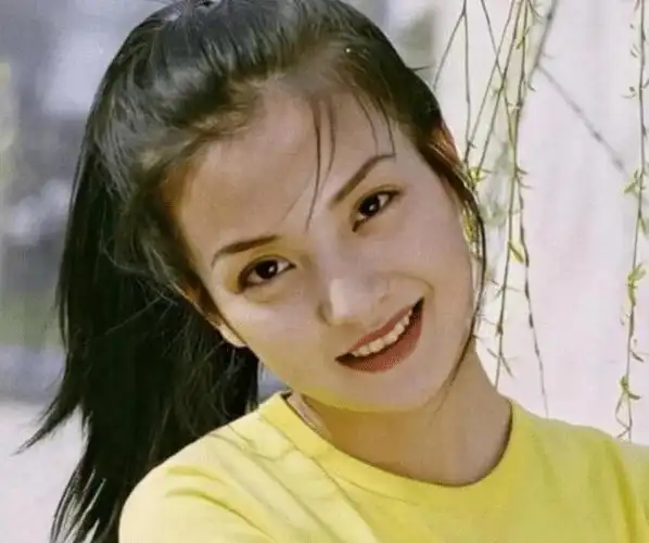 赵薇出生在一个军人家庭里,但她童年并没有受到军事化管理,相反,在