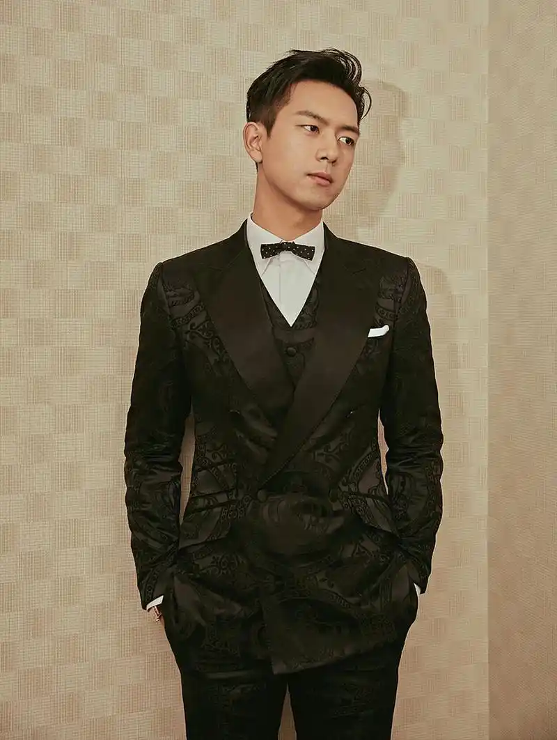 近期,有网友曝光了李现疑似有新恋情的消息,引起不少人关注和讨论.