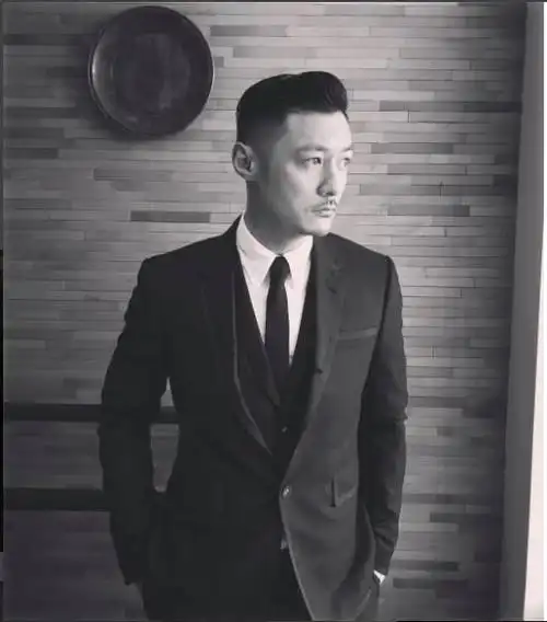 近年来阿乐钟爱胡渣大背头已经很少把刘海放下来了导致当米肉看到他在