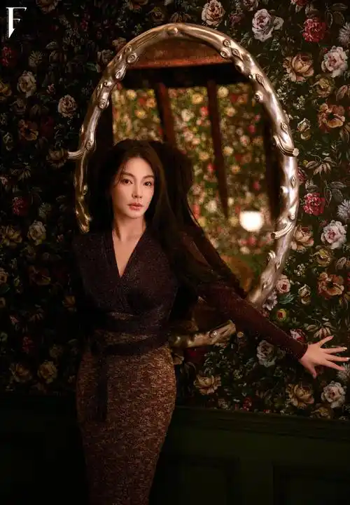 张雨绮登上《f时尚画报》封面,展现时尚身材,下半身失踪,太火辣