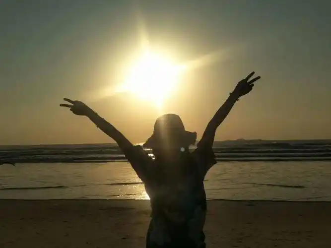 初升的太阳,镶嵌在海面上,若隐若现,若明若暗,翩翩起舞,冉冉上升,悬挂