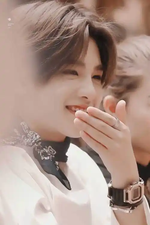 可爱的黄明昊手机壁纸头巾绑在脖子上也好好看