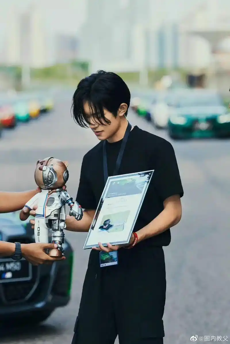 我擦 这男的好正#易烊千玺宝马代言人 #易烊千玺赛车体验 # - 抖音