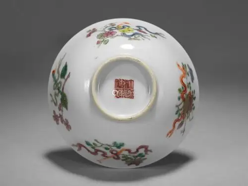 清道光外粉彩暗八仙纹内青花四时锦卉纹碗