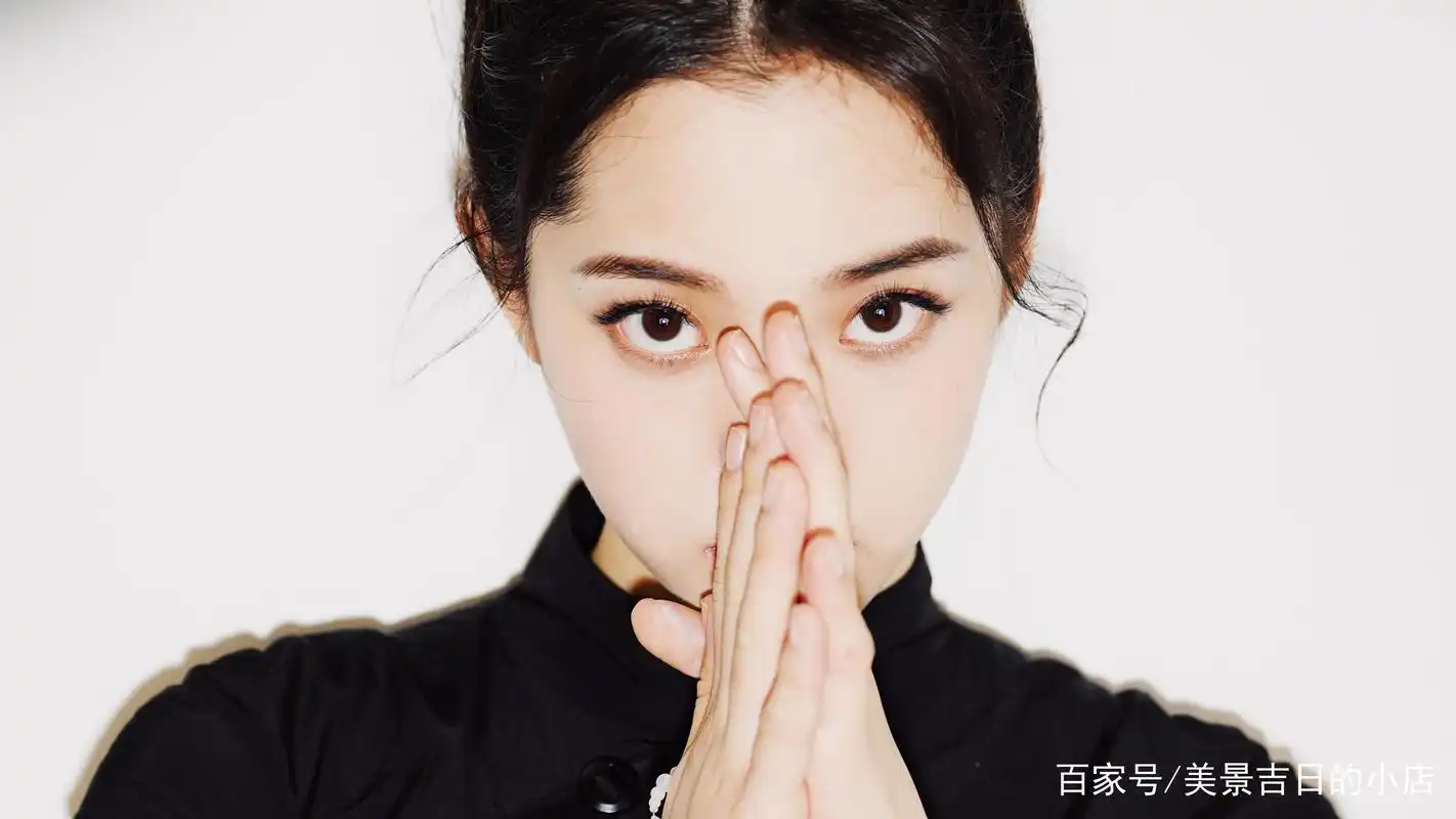 欧阳娜娜,黑色修身旗袍美照,双丸子头显得俏皮可爱,气场十足!