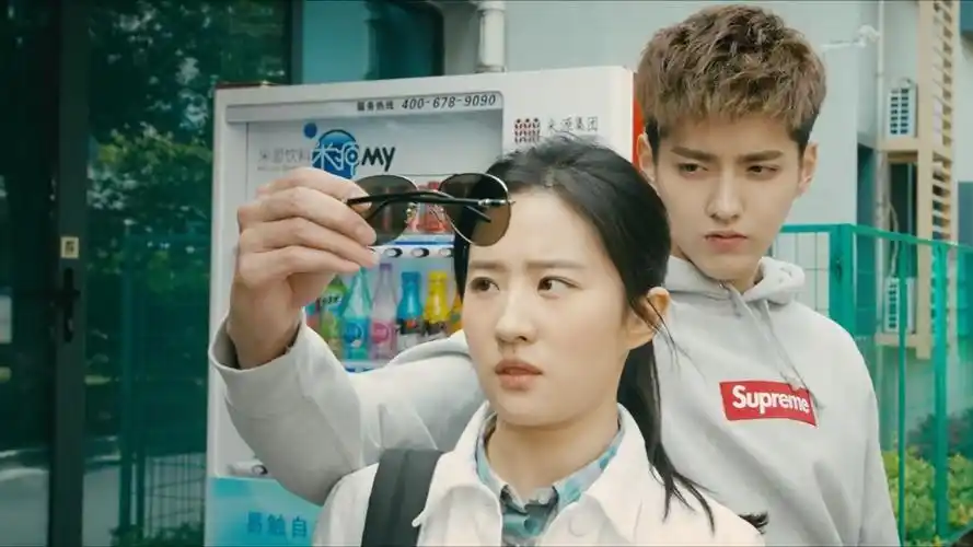 吴亦凡撞掉刘亦菲卫生棉小镇姑娘被富二代狂追有火花吗