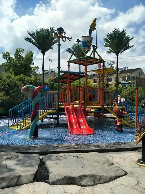 这里还有个我最喜欢的水上乐园,水面上漂浮着许多彩色的球.