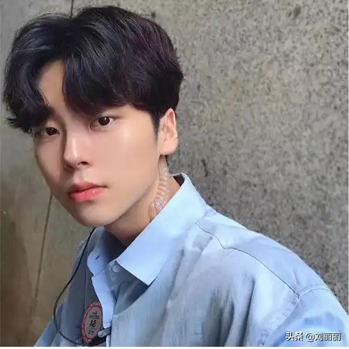 男长中分八字刘海图片