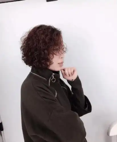 50岁妈妈剪短发烫小卷, 一看像18, 美得我都不敢认了!