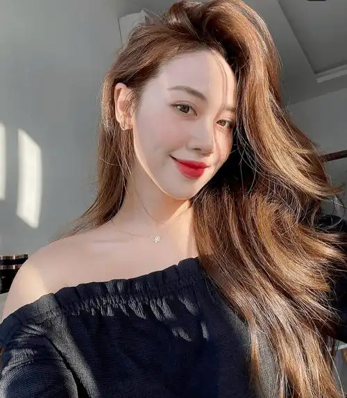 芭比卷没有小卷烫那么细小也没有大波浪卷那么大幅度,芭比感的中卷