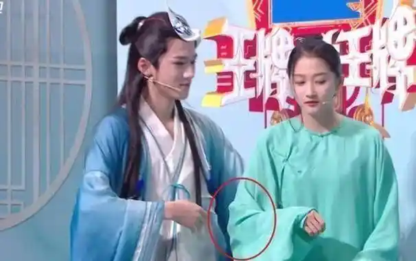 关晓彤录《王牌》突来生理期,小腹疼差点摔倒,幸好有他及时救场