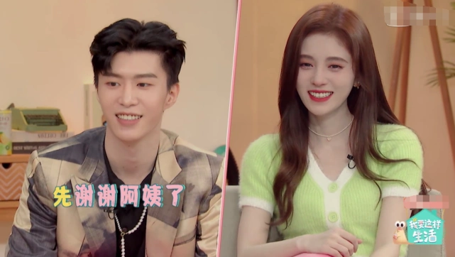 别人都称呼鞠婧祎"小鞠",唯独范丞丞不一样,虽只有一字却很甜