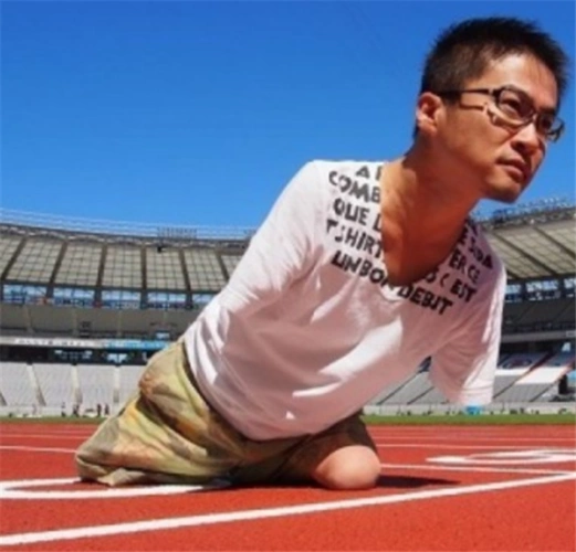 因为他没有四肢,天生残疾,所以小的时候十分的孤僻,没事都时候总是一