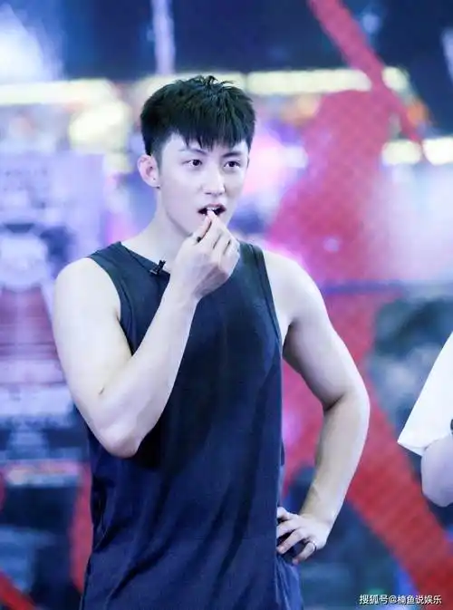 黄景瑜怎么可以这么帅穿西装上综艺霸气十足堪称行走的荷尔蒙