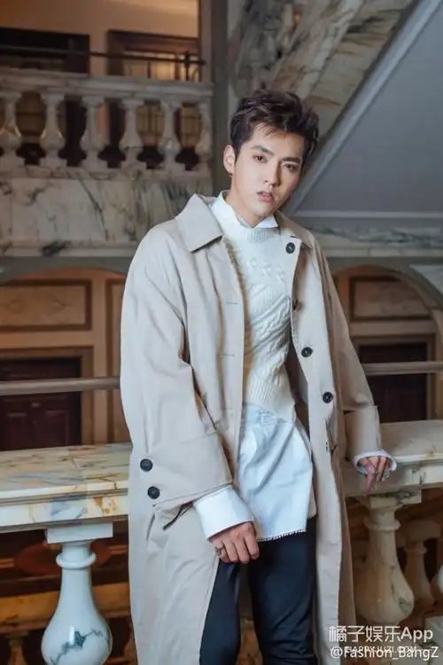 吴亦凡全球代言人身份亮相burberry2017秀场!