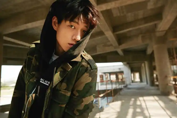 分享一组魏大勋图片给大家,图中的明星图片壁纸会点缀你的电脑桌面