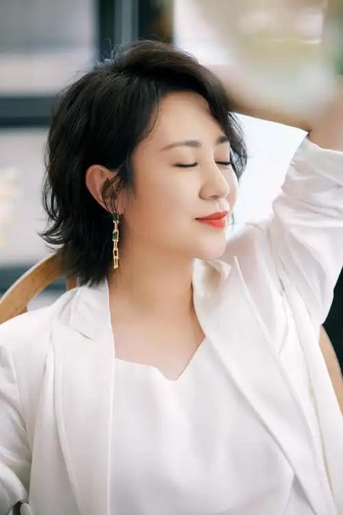 马丽解锁新穿搭,白色西装搭配百褶长裙,甜美优雅又减龄